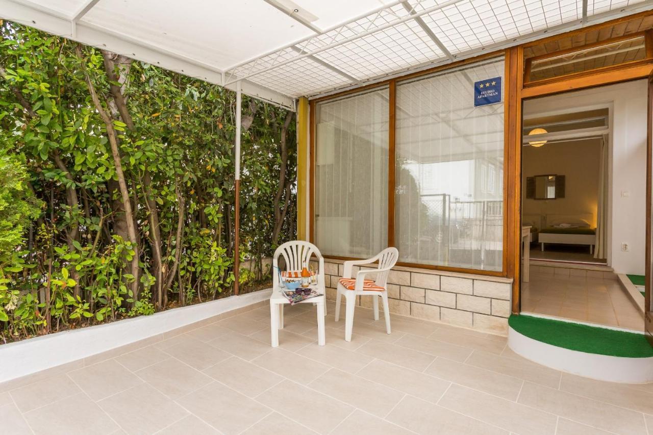 Comfortable Modern Studio With Shaded Patio Split Exterior foto